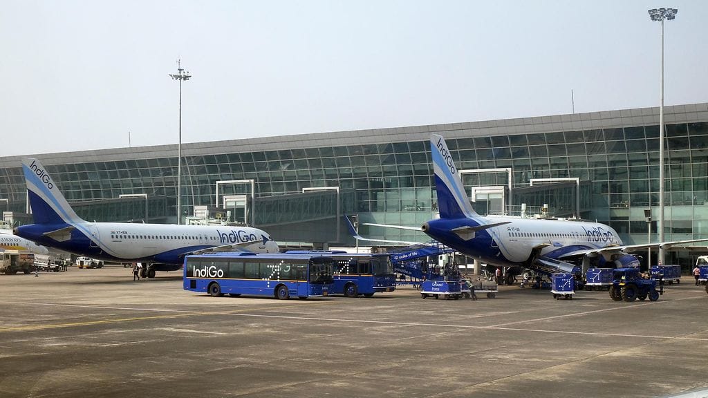 Intialaisen lentoyhtiön matkustajakone joutui palaamaan lähtökentälle pian nousun jälkeen koneen toisessa moottorissa ilmenneen vian vuoksi.