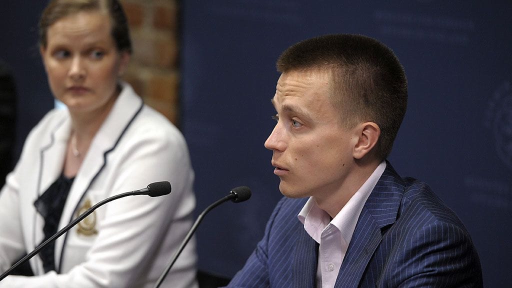 Leila ja Atte Kaleva astuivat median eteen tiedotustilaisuudessa Ulkoasiainministeriössä torstaina 16. toukokuuta 2013.