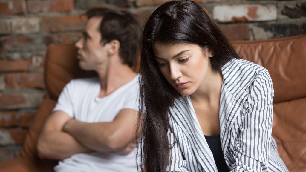 Kumppanin vaikeneminen keskustellessa on viesti siitä, että pariskunnan yhteys on rikki. Kuvituskuva.