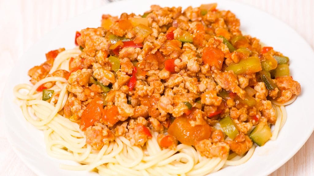 Broilerin jauhelihasta ja kasviksista syntyy bolognese, joka maistuu koko perheelle.