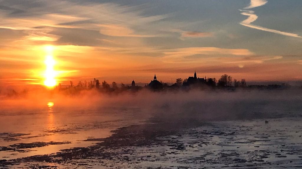 Helsinki on ihmeellinen auringon noustessa pakkassäässä.