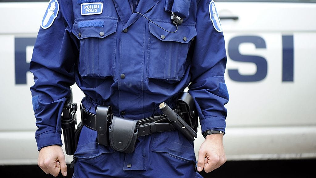 Miestä epäillään pahoinpitelyrikoksesta ja haitanteosta virkamiehelle.