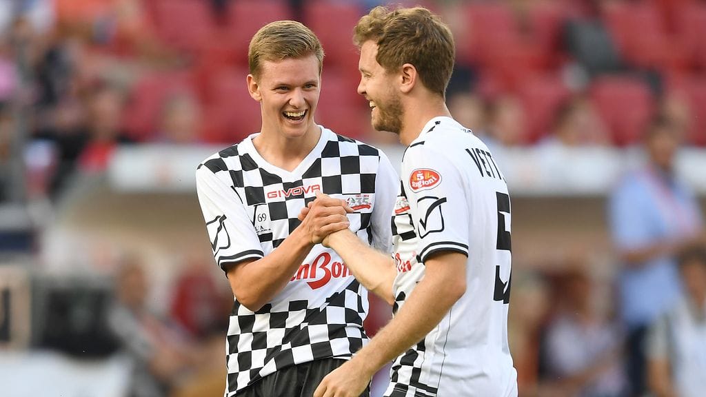 Mick Schumacher (vasemmalla) liittyy Ferrarin junioriakatemiaohjelman pariin.