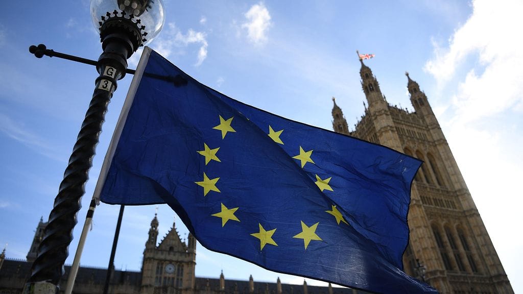 Euroopan komissio haluaa jäsenmaiden tekevän yhteistyötä hakijoiden taustojen tarkistamiseksi ja hakemustietojen rekisteröimiseksi.