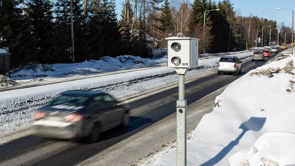 Akuutit palautteet tievaurioista voi soittaa Tienkäyttäjän linjalle puhelinnumeroon 0200  2100.