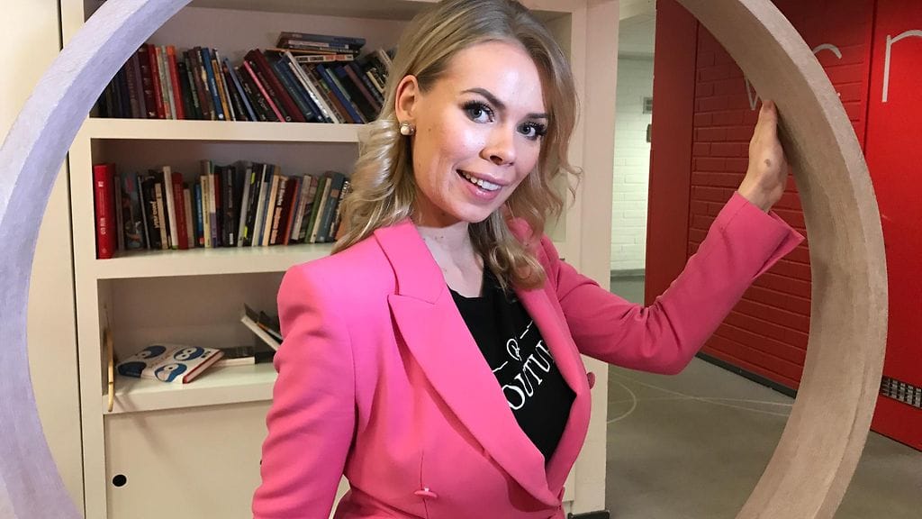 Muotisuunnittelija Riikka Ikäheimo suunnittelu upean mustan luomuksen Linnan juhliin.