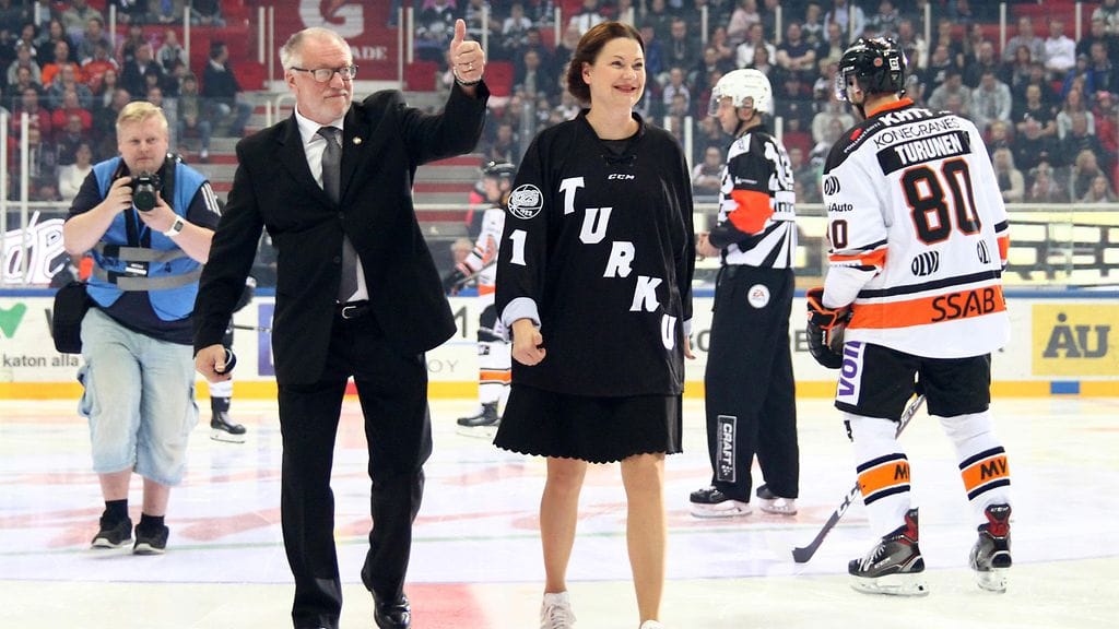 Timo Nummelin oli mukana TPS:n legendojen kunniaksi järjestetyissä juhlallisuuksissa Turun kaupunginjohtajan Minna Arven kanssa syyskuussa 2018.