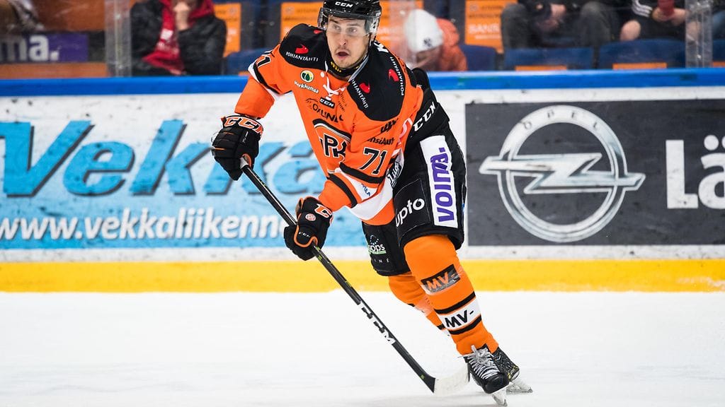 Niclas Lucenius vei HPK:n 2-0-johtoon Raumalla. Arkistokuva.