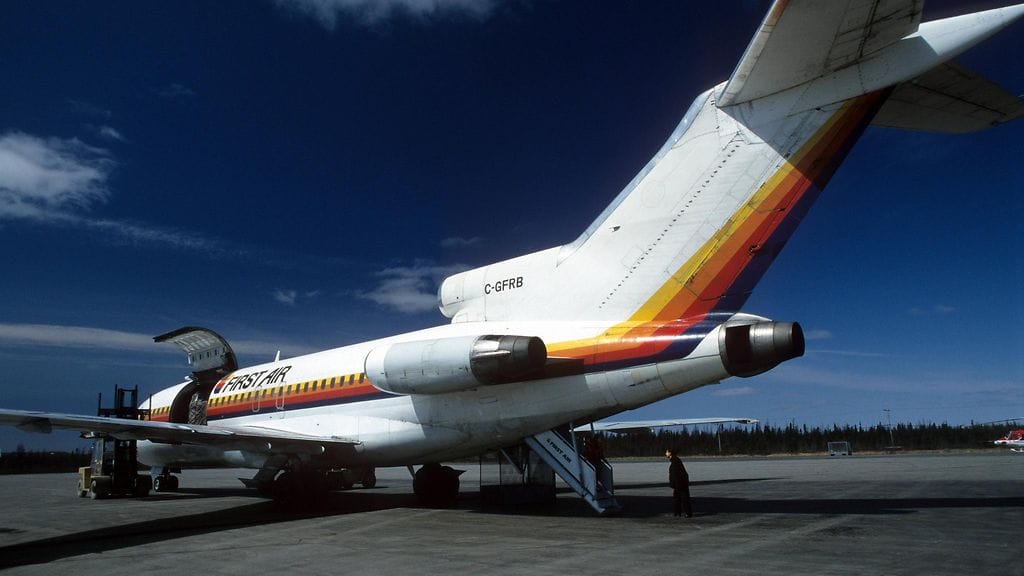 Boeing 727 -lentokone on valmiina eläkepäiville. Kuvassa kone komeilee Kanadassa vuonna 2003.