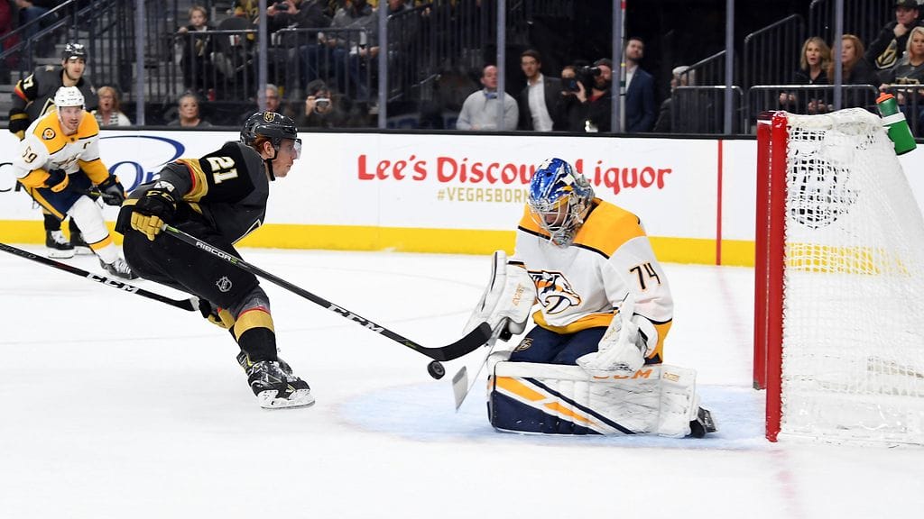 Juuse Saros loisti Nashville Predatorsin maalilla.