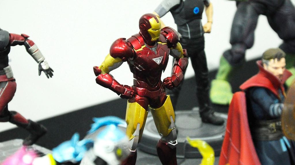 Mies luuli vaimonsa tuhonneen arvokkaat keräilylelunsa. Kuvituskuva.