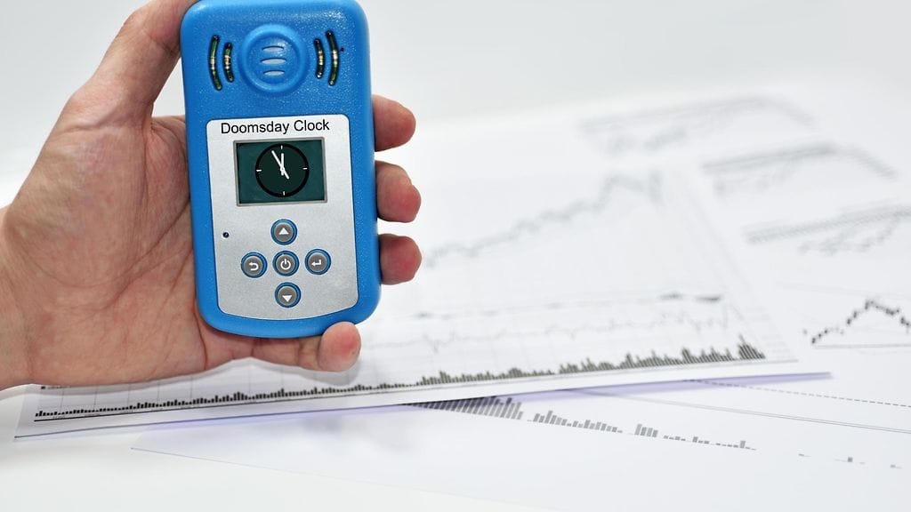 Atomitutkijoiden julkaisu Bulletin of Atomic Scientists on päättänyt pitää niin sanotun tuomiopäivän kellon viisarit samassa asennossa kuin viime vuonna eli kahta vaille puolenyön.