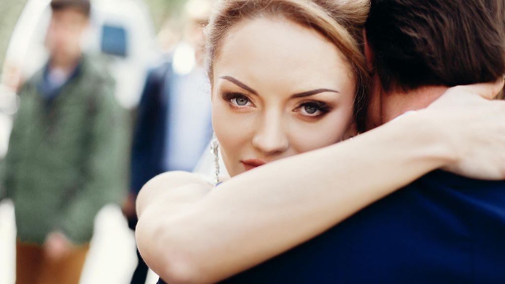 Tuore suhde eroaa vuosia vanhasta kumppanuudesta monilla tavoilla. Rakkaus syventyy, ymmärrys lisääntyy – ja suhteen alussa ihastuttaneet asiat alkavat ärsyttää!