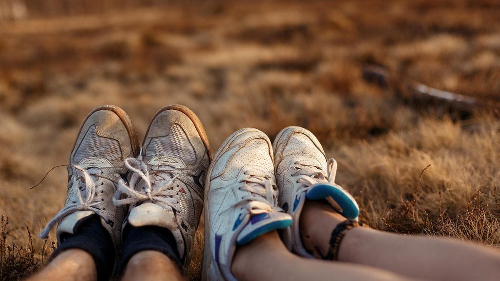 Menisitkö kengät jalassa olohuoneeseen, makuuhuoneeseen tai sohvalle? Kenties et, mutta ulkokengissä oleileminen sisätiloissa on Yhdysvalloissa tavallista.