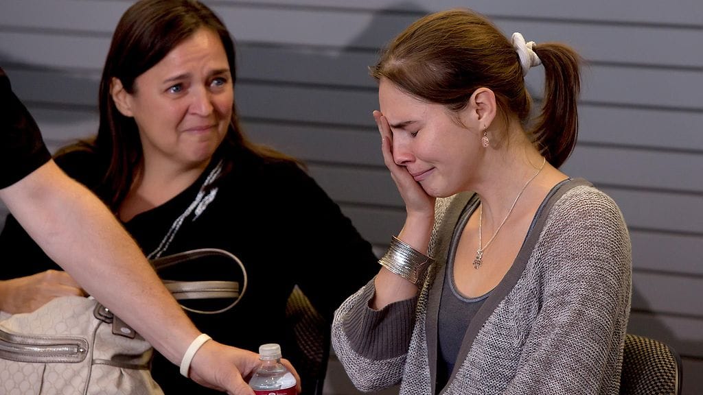 Amanda Knox äitinsä kanssa Seattlessa 2011.