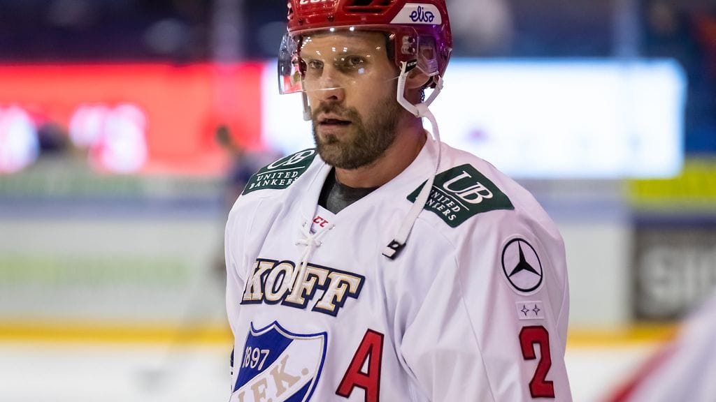 Markus Kankaanperän ottelu päättyi suihkukomennukseen toisen erän loppuvaiheilla.