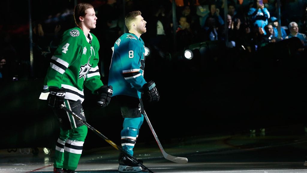 Miro Heiskanen (vas.) on yksi neljästä suomalaisesta, jotka pääsivät mukaan NHL:n tähdistötapahtumaan.