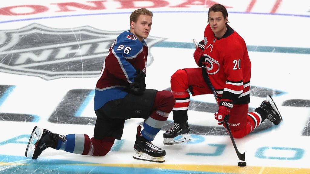 Mikko Rantanen (vas.) ja Sebastian Aho olivat mukana pelinrakentajien keskinäisessä taitomittelössä San Josen NHL-tähdistötapahtumassa.