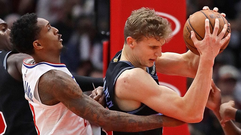 Lauri Markkanen suojaa palloa Los Angeles Clippersin Lou Williamsia vastaan.