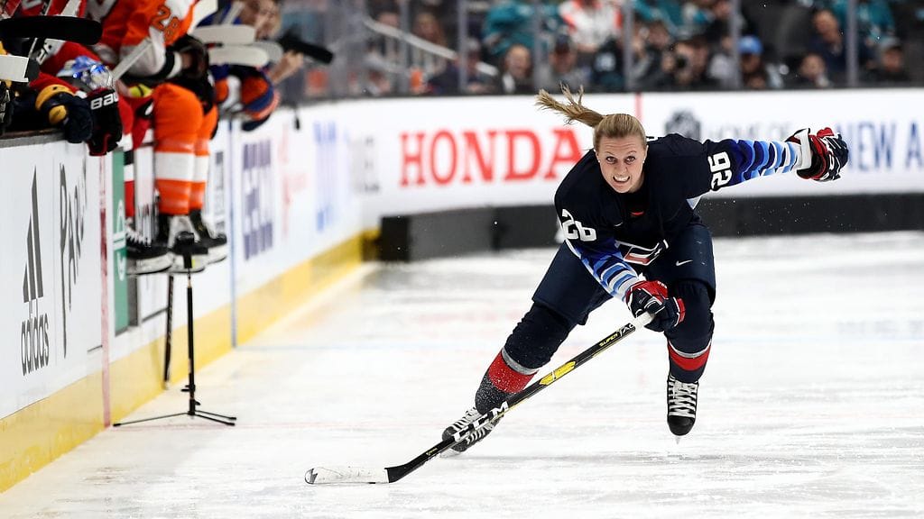 Kendall Coyne kiiti hurjaa kyytiä NHL:n luistelukilpailussa.