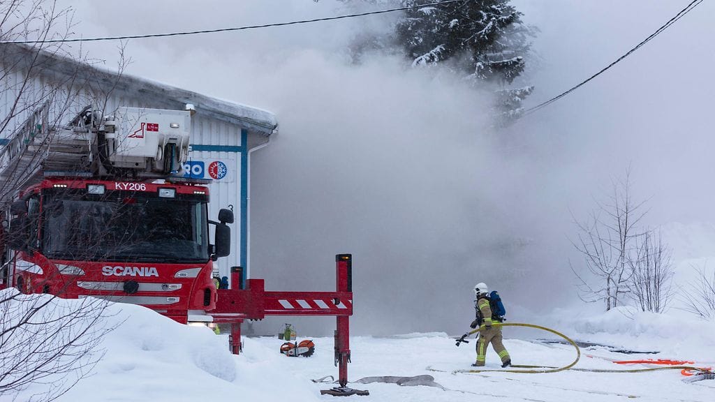 Palava teollisuushalli sijaitsee Kotkan Lekatiellä. Hallista tuli runsaasti savua.