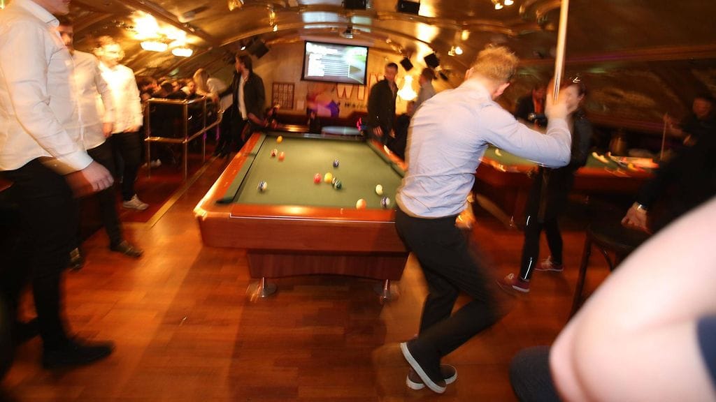 Toista miestä oltiin lyömässä biljardimailalla, mutta muut asiakkaat onnistuivat estämään tämän. Kuvituskuva, kuvan henkilöt eivät liity juttuun.