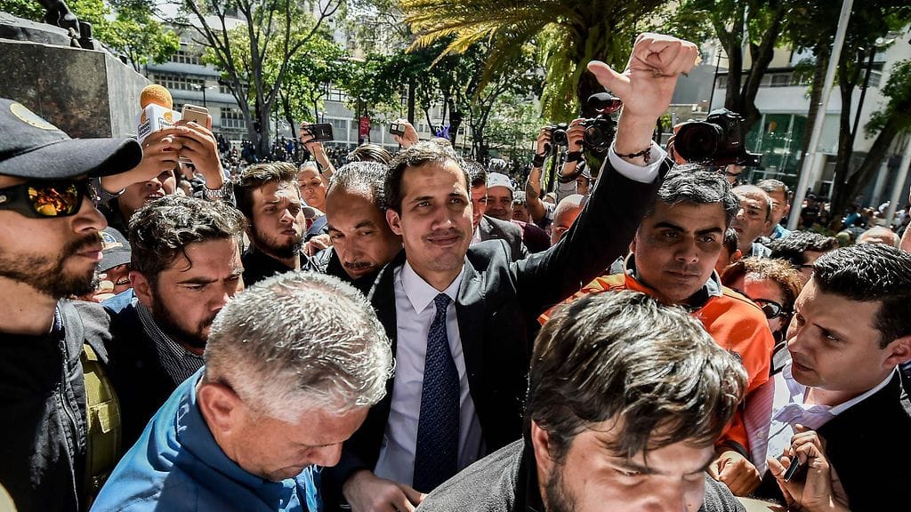 Venezuelan oppositiojohtaja Juan Guaido ei suostu sulkemaan pois Yhdysvaltain sotilaallista väliintuloa yhtenä vaihtoehtona maan kriisin ratkaisemiseksi.