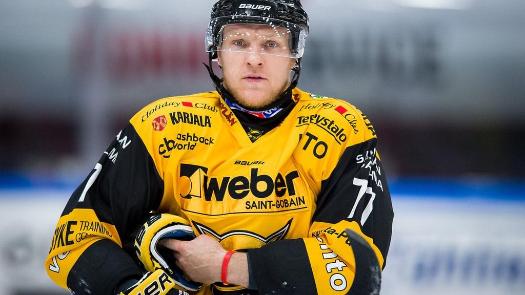 Vladimir Denisov taklasi kovaa Pelicans-hyökkääjää.