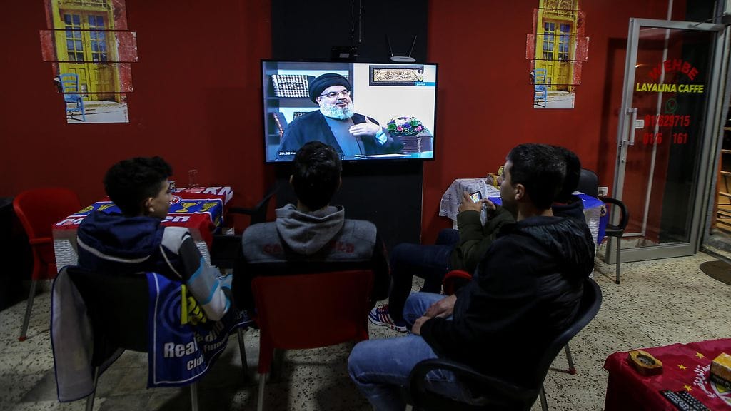 Nuoret kuuntelevat Nasrallahin puhetta tammikuussa 2019.