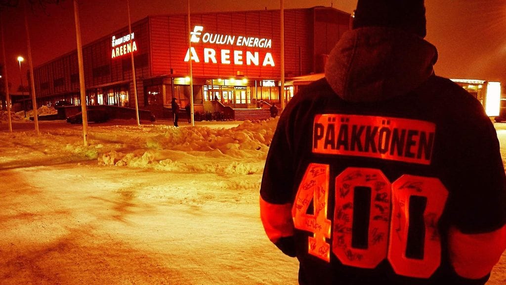 Pelipaidan selässä oleva luku 400 kertoo viimeisimmän rajapyykin rikkoutumisesta. Kuva Raksilan jäähallin edestä tältä kaudelta.