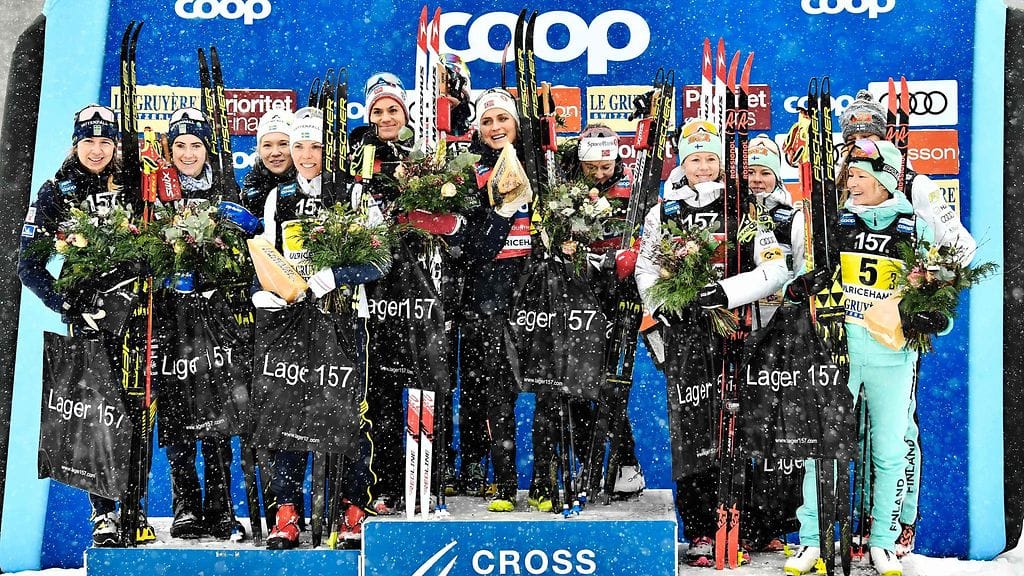 Ulricehamnin naisten viestin palkintojoukkueet Ruotsi, Norja ja Suomi.