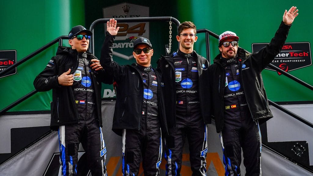 Fernando Alonso (ensimmäinen oikealta) juhli Daytonan 24 tunnin kestävyysajon voittoa.