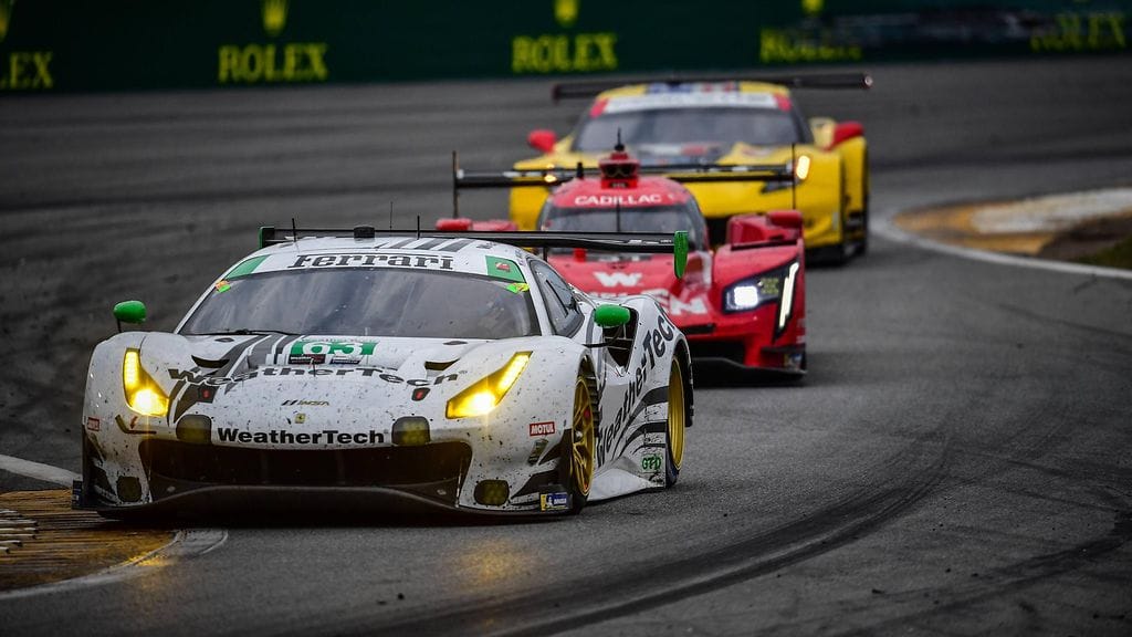 Toni Vilander (valkoisessa autossa) ajoi kolarin Daytonan 24 tunnin kestävyysajossa.