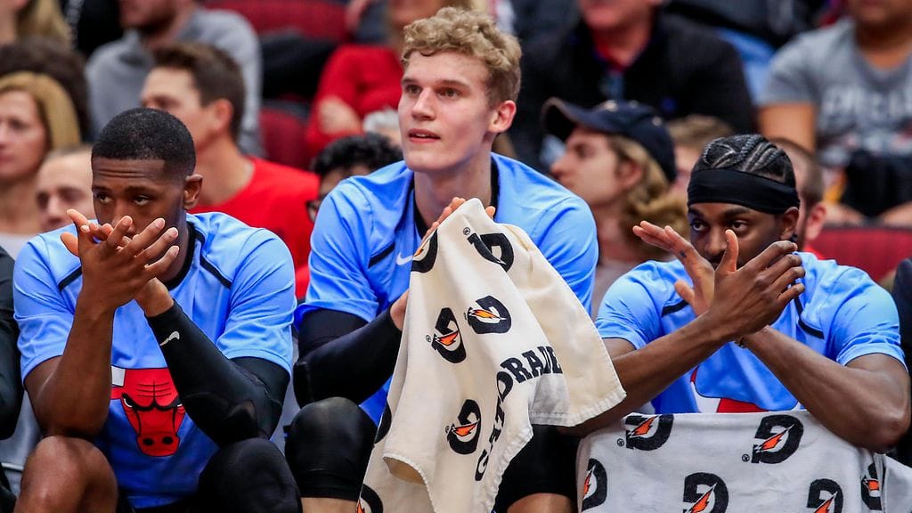 Lauri Markkanen Bullsin vaihtopenkillä.