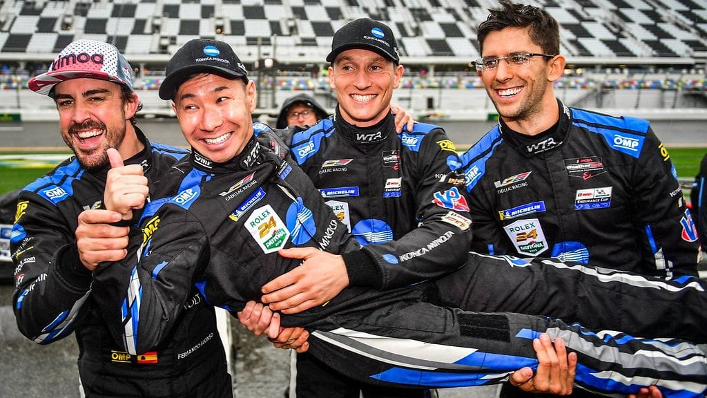 Fernando Alonso (vas.) juhli Daytonan voittoa tiimikaveriensa kanssa.