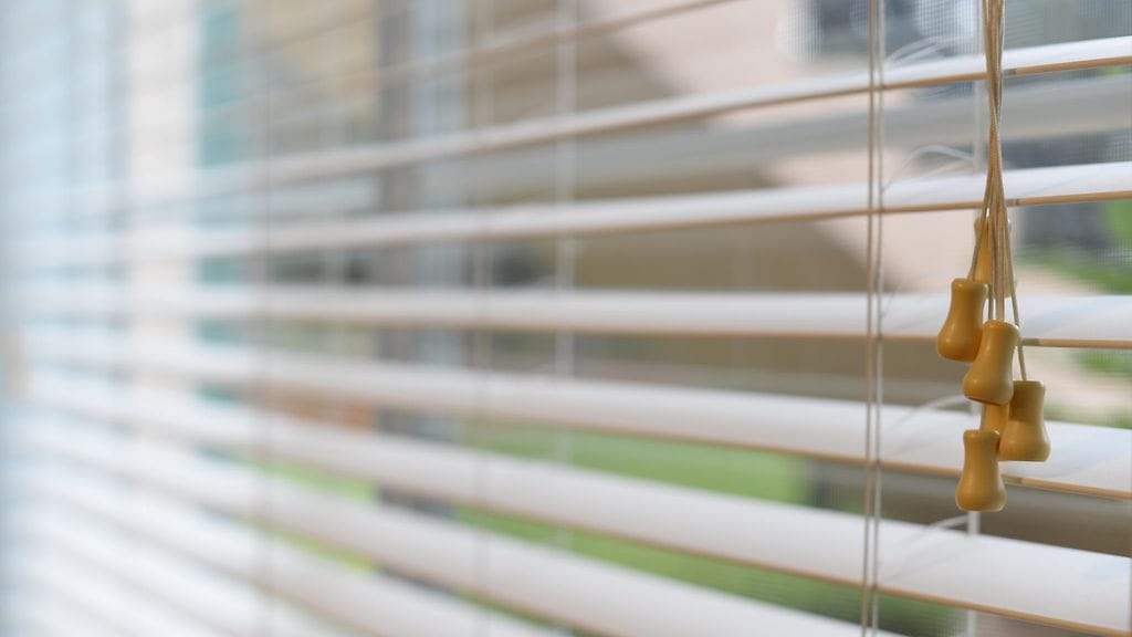 Sälekaihdinten narut ovat turvallisuusriski lapsille. Kuvituskuva.