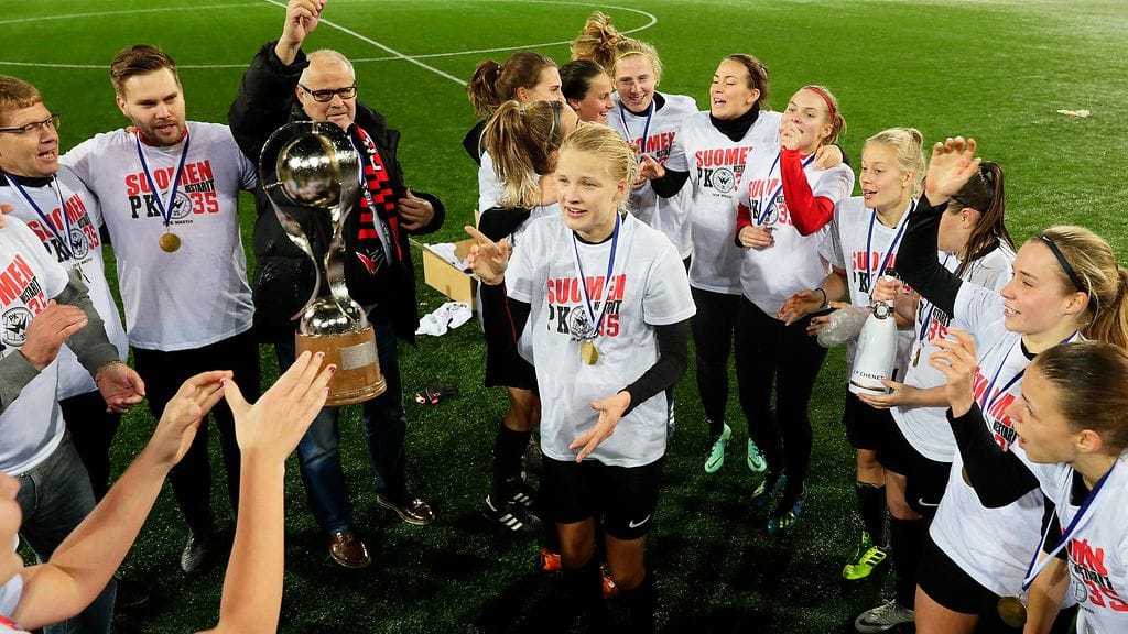 PK-35 juhli viime kaudella naisten liigan mestaruutta.
