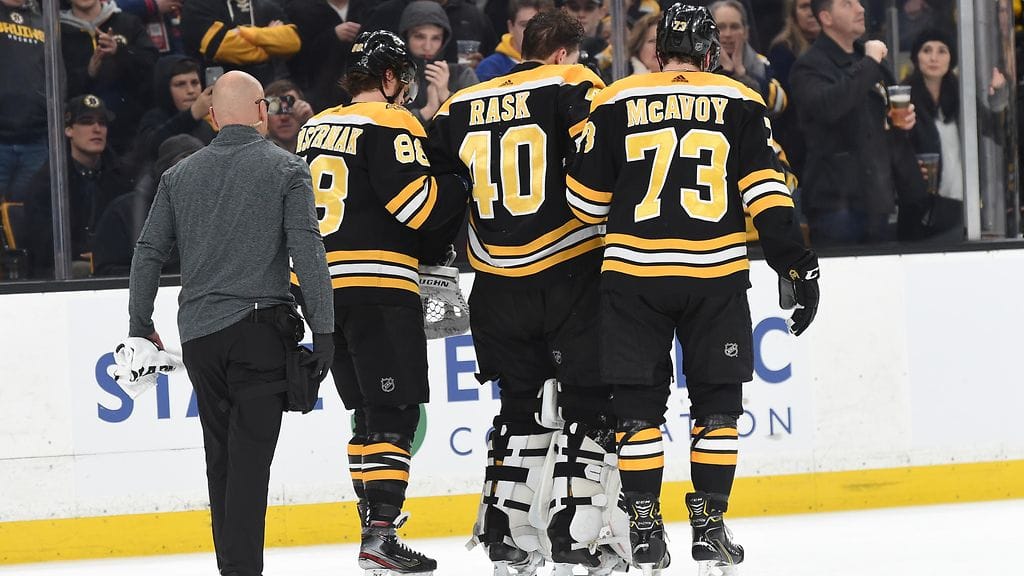 Boston Bruinsin suomalaisvhati Tuukka Rask jouduttiin taluttamaan pois jäältä sen jälkeen, kun hän oli kokenut kovan tärskyn ottelussa New York Rangersia vastaan.