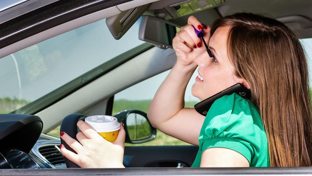 auto nainen meikkaamassa