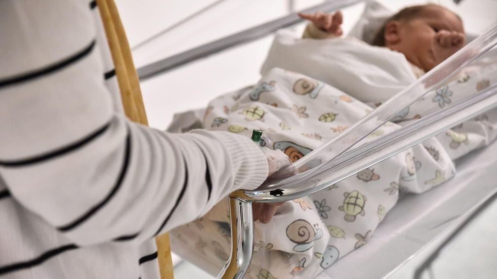 Suomen väkiluku kasvoi alkuvuonna, mutta syntyvyys on edelleen laskussa.