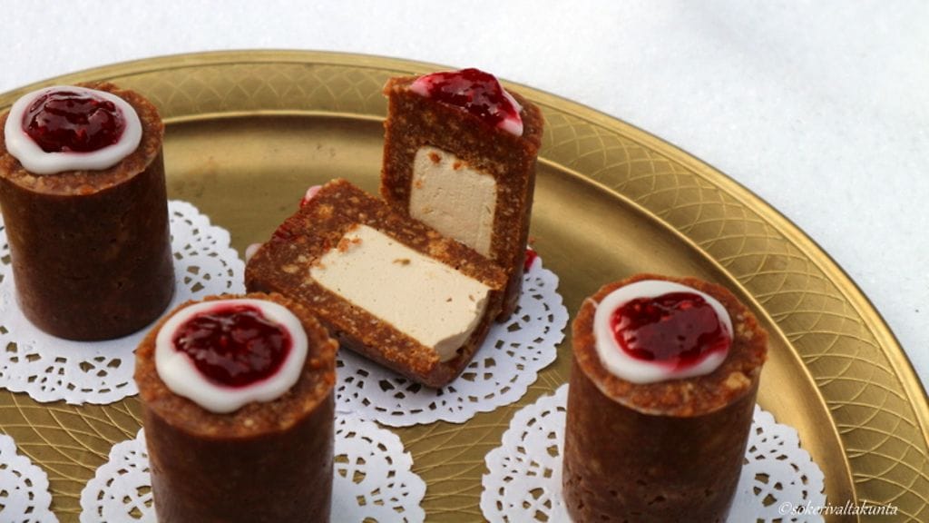 Nämä Runebergin tortut valmistetaan keksipohjasta ja juustotäytteestä.