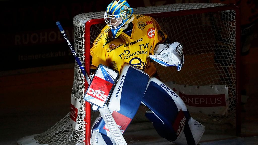 Lukon maalivahti Lassi Lehtinen yrittää torjua KalPan hyökkäykset.