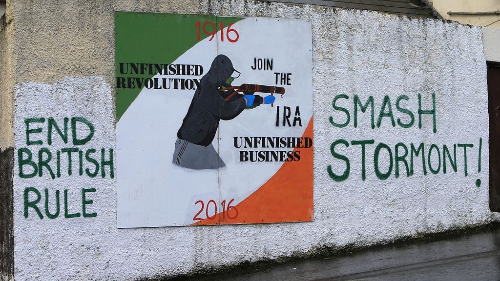 IRA näkyy vielä monin paikoin Pohjois-Irlannin katukuvassa, vaikka järjestö luopui aseellisesta toiminnasta vuonna 2005.