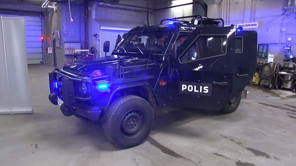 Poliisin uudet panssariautot painivat raskaassa sarjassa