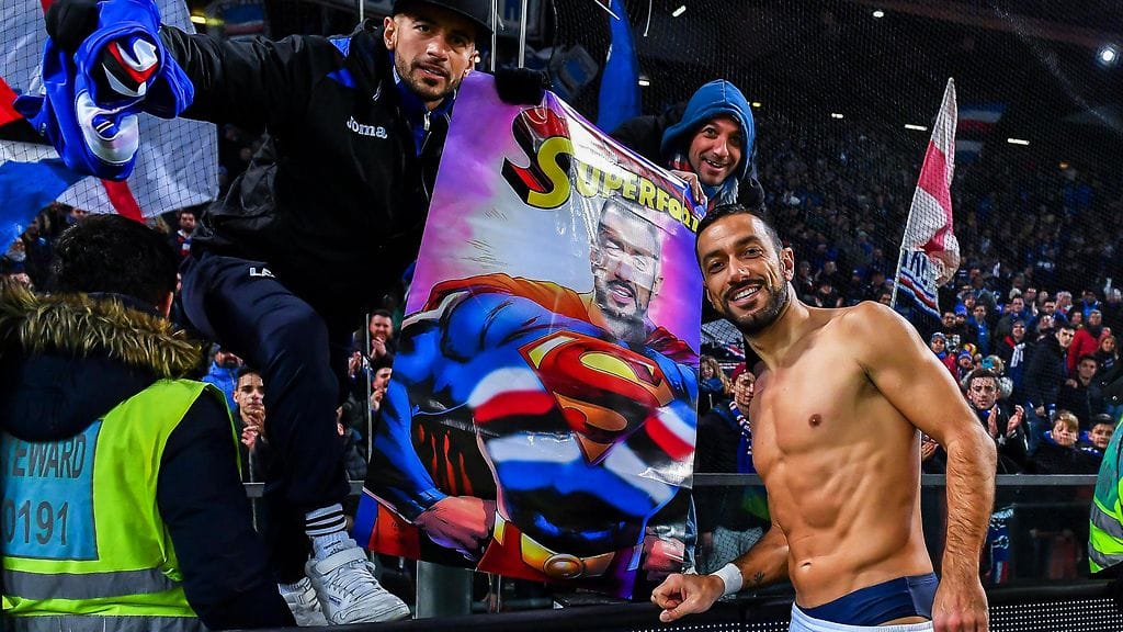Sampdorian Fabio Quagliarella juhli joukkueensa fanien kanssa, kun Sampdoria päihitti Udinesen lauantaina maalein 4–0.