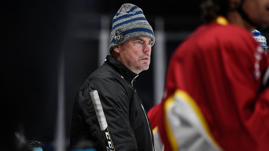 Raimo Helminen painaa pipon syvälle päähän ja painuu hommiin.