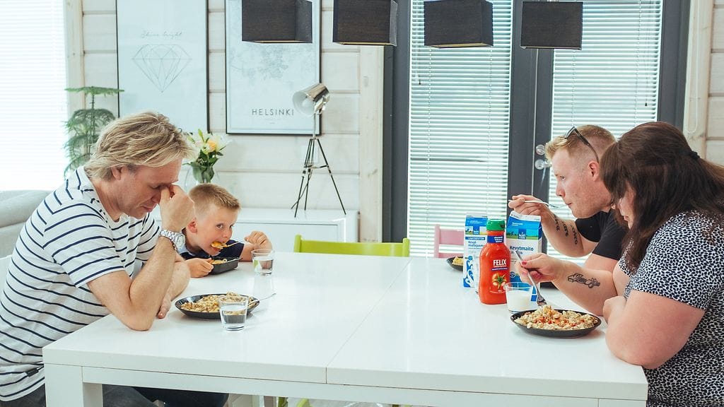 Nurmijärveläisen perheen arkiruoka ei miellytä Kari Aihista Kaappaus keittiössä -ohjelmassa.