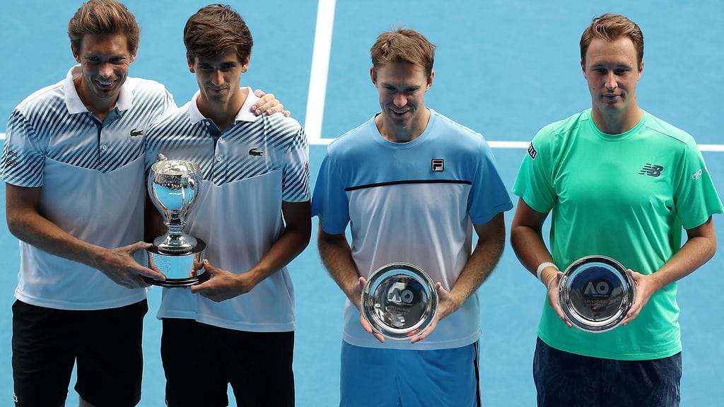 Henri Kontinen (ensimmäinen oikealta) ja John Peers (toinen oikealta) kärsivät tappion Australian avointen nelinpelin finaalissa.