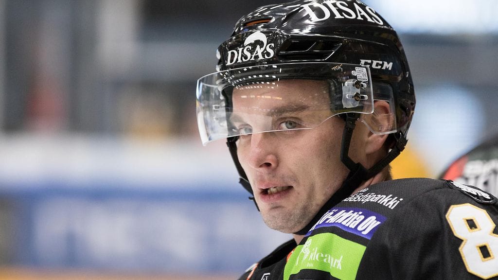 Jyri Junnila vaihtaa Kärpät-paidan KalPan paitaan.