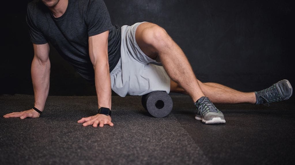 Ovatko lihaksesi enemmän jumissa kuin luuletkaan? Huomenta Suomen kesätreenissä näytetään oivia vinkkejä putkirullalla venyttelyyn.